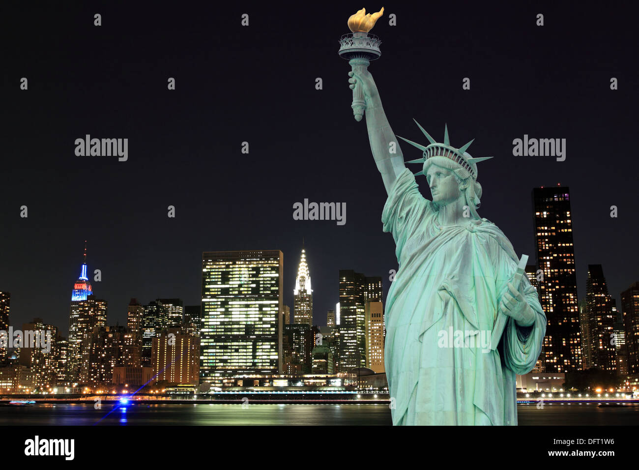 Skyline von Manhattan und die Freiheitsstatue Liberty, New York City Stockfoto