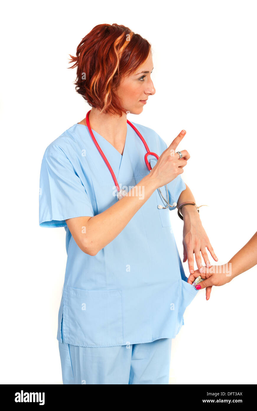 Arzt Frau weigert zu bestechen und Gestikulieren "Nein" mit Finger isoliert auf weißem Hintergrund Stockfoto