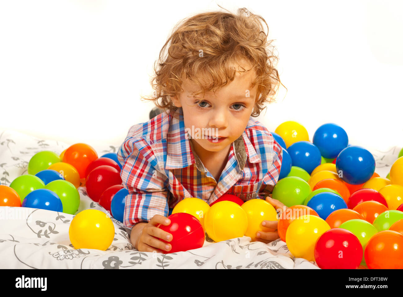 Denken junge mit bunten Kugeln, die Festlegung Stockfoto