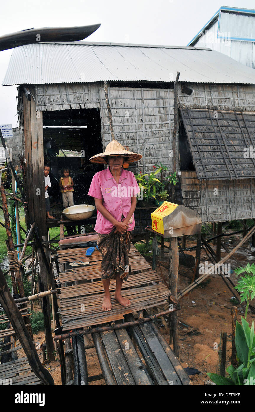 Eine kambodschanische Familie im Regen auf das schwimmende Dorf am Tonle Sap See in der Nähe von Siem Reap, Kambodscha. Stockfoto