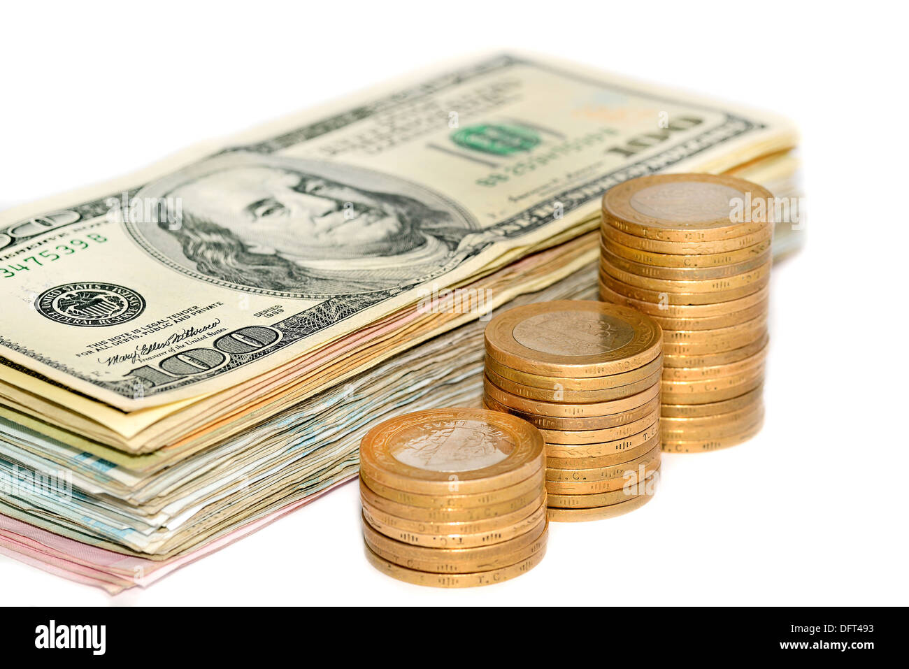amerikanische Dollar und Münzen auf dem isolierten Hintergrund Stockfoto
