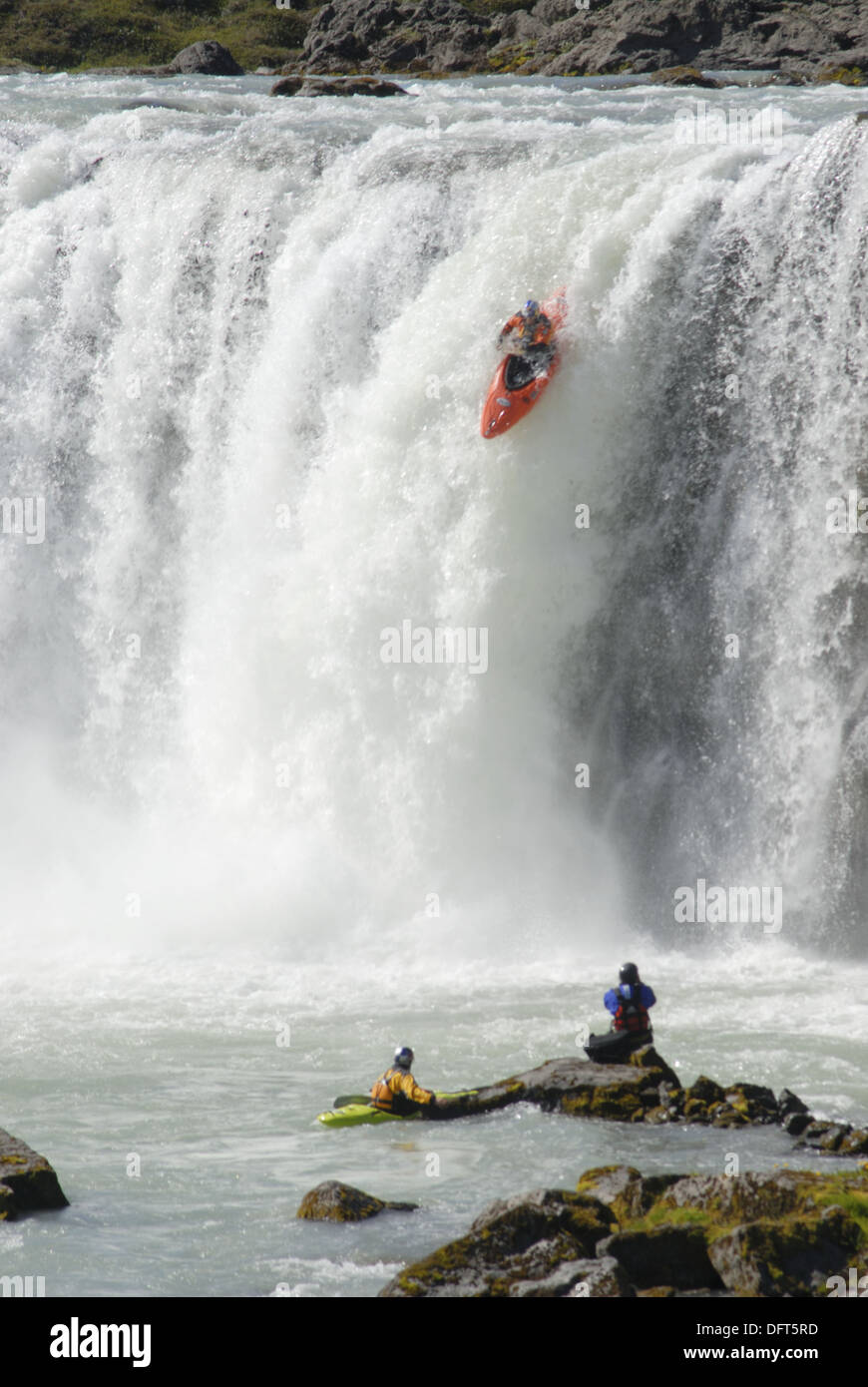 Kajak am Wasserfall Godafoss. Island Stockfotografie - Alamy