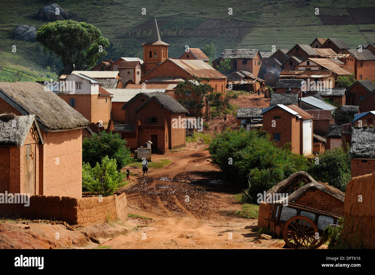 Madagaskar Morarano, Lehmhäuser und Kirche im Dorf Stockfoto