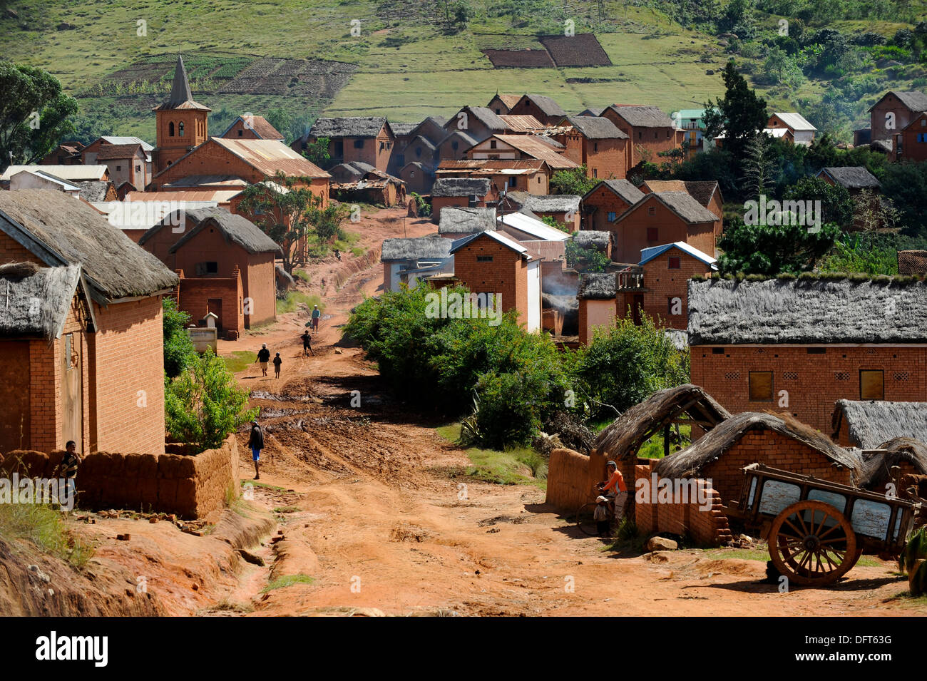 Madagaskar Morarano, Lehmhäuser und Kirche im Dorf Stockfoto