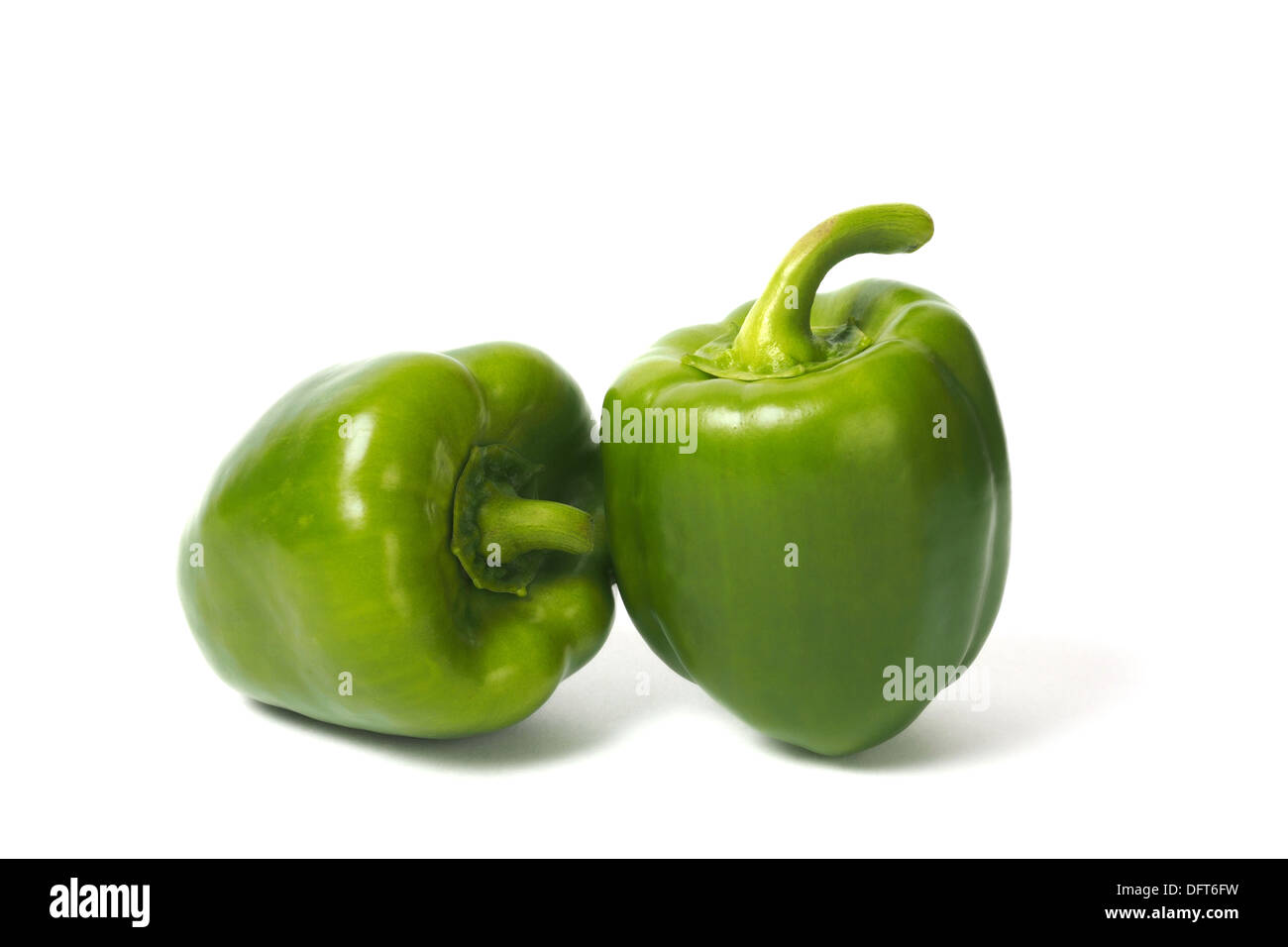 Zwei grüne Paprika auf weißem Hintergrund Stockfoto