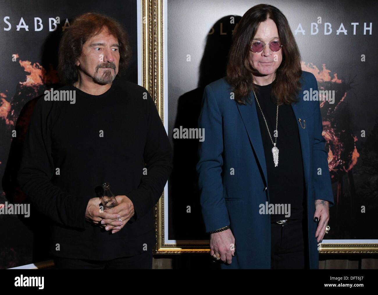 Rio De Janeiro, südöstlichen Brasilien. 8. Oktober 2013. Bassist Geezer Butler (L) und Sänger Ozzy Osbourne, Mitglieder der britischen Band Black Sabbath, im Rahmen einer Pressekonferenz über die Shows der Tour "The Reunion', die die Städte Porto Alegre, Sao Paulo, Rio De Janeiro und Belo Horizonte machen, statt Fasano Hotel im Zentrum von Rio De Janeiro, südöstlichen Brasilien, am 8. Oktober 2013. Foto: MARCOS DE PAULA/ESTADAO CONTUEUDO/Dpa/Alamy Live-Nachrichten Stockfoto