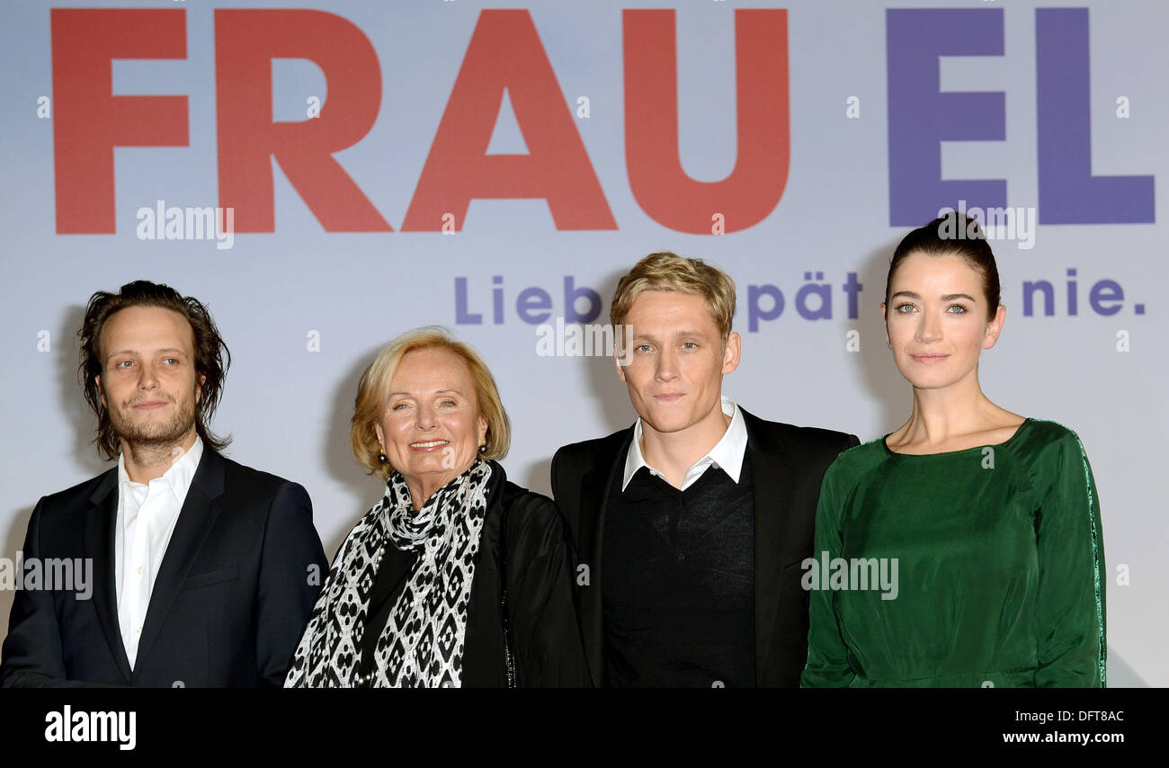 Berlin, Deutschland. 8. Oktober 2013. Schauspieler August Diehl (L-R), Ruth-Maria Kubitschek, Matthias Schweighoefer und Anna Bederke kommen zur Premiere des Films "Frau Ella" in Berlin, Deutschland, 8. Oktober 2013. Die Komödie kommt in deutsche Kinos am 17. Oktober 2013. Foto: BRITTA PEDERSEN/Dpa/Alamy Live News Stockfoto