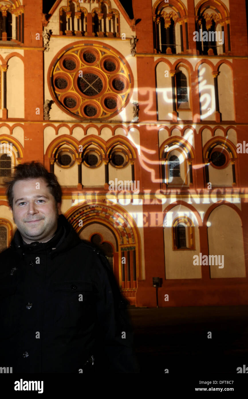 Limburg, Deutschland. 8. Oktober 2013. Lichtkünstler Oliver Bienkowski steht der Schrift "Du soll nicht stehlen" weiter "und" ein Charicature der Bischof von Limburg Franz-Peter Tebartz-van Elst Profected über dem Portal der Kathedrale in Limburg, Deutschland, 8. Oktober 2013. Er ist der Expendature Praktiken der Kirche protestiert. Die Kosten für den neuen Sitz des Bistums auf 31 Millionen Euro gestiegen. Foto: THOMAS FREY/Dpa/Alamy Live News Stockfoto