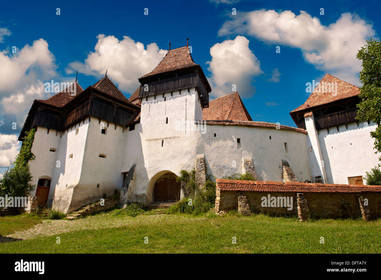 Vorderansicht des mittelalterlichen Szekly befestigte Kirche von Deutsch-Weißkirch, Bunes Ti, BHs Ov, Transylvania. Stockfoto