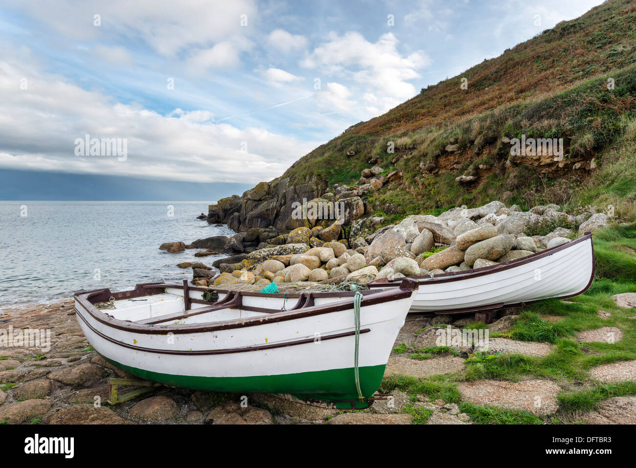 Boote am Strand von Penberth Cove in Cornwall Stockfoto