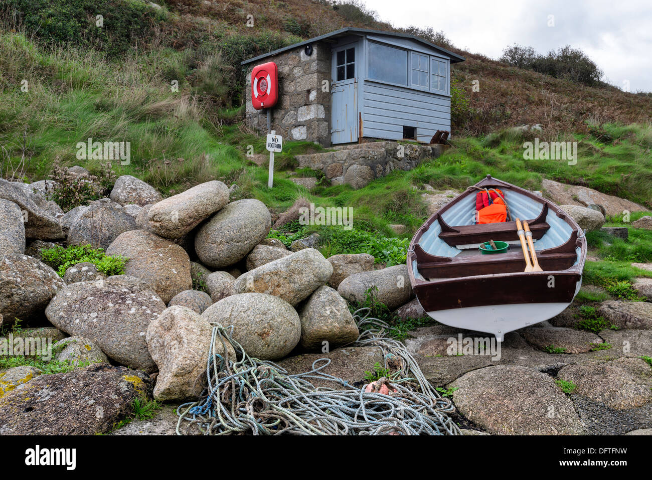 Angeln, Boot und Hütte am Strand von Penberth Bucht auf der Halbinsel Lands End in Cornwall Stockfoto