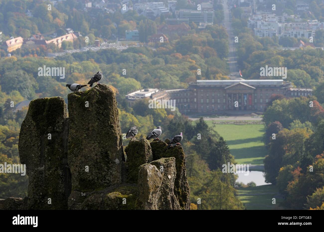 Kassel, Deutschland. 7. Oktober 2013. Tauben sitzen auf den Tuff-Felsen der Kaskade über dem Schloss Wilhelmshöhe und den Bergpark in Kassel, Deutschland, 7. Oktober 2013. Der Bergpark und das Wasserspiel wurden im Juni 2013 ein UNESCO-Weltkulturerbe erklärt. Foto: Uwe Zucchi/Dpa/Alamy Live News Stockfoto