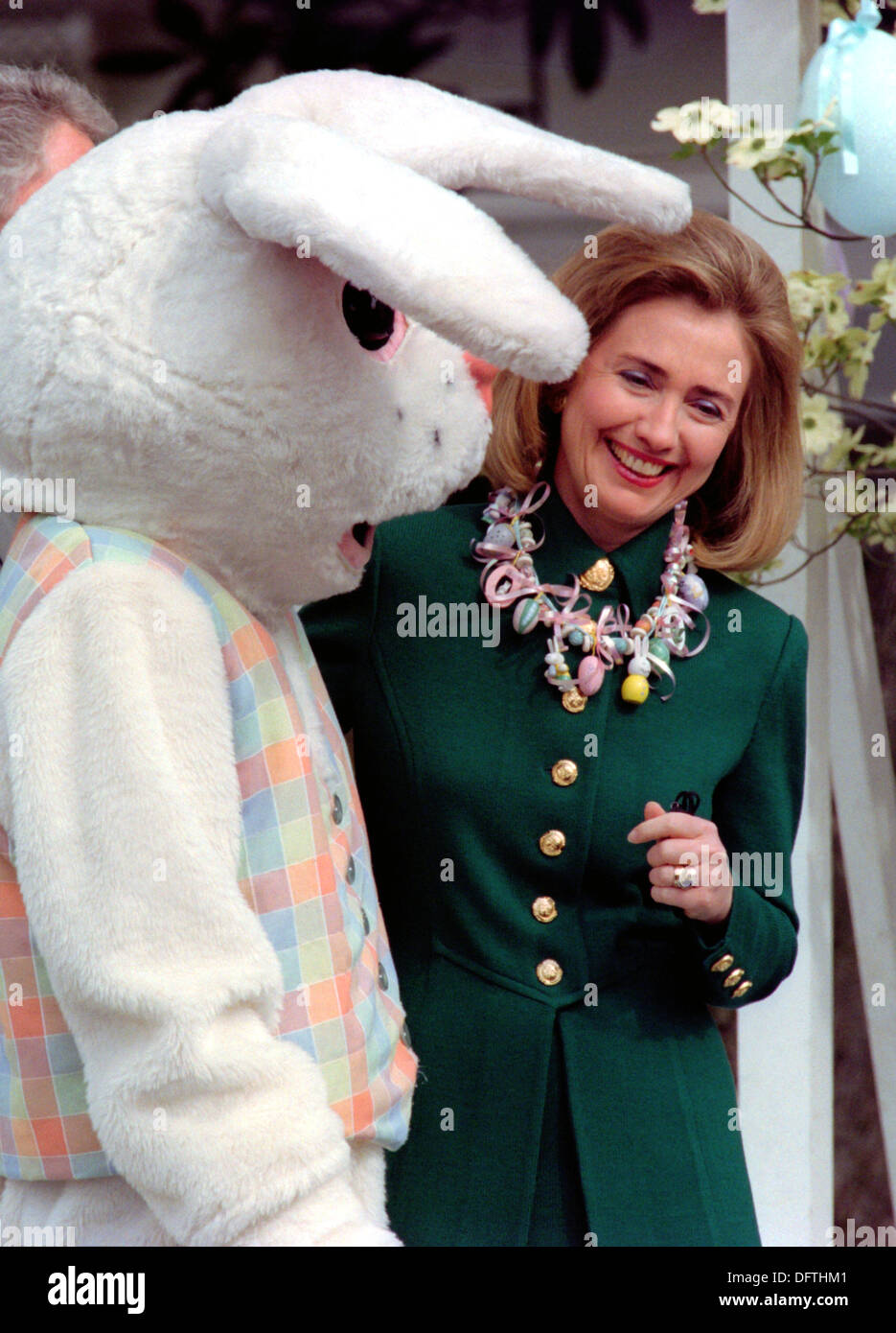 US-First Lady Hillary Clinton mit dem Osterhasen bei der jährlichen Easter Egg Roll im Weißen Haus 17. April 1995 in Washington, DC. Die Clintons gehostet Tausende von Kindern, die erwies sich als mehr als 25.000 aus Holz und hart gekochten Eiern suchen. Stockfoto