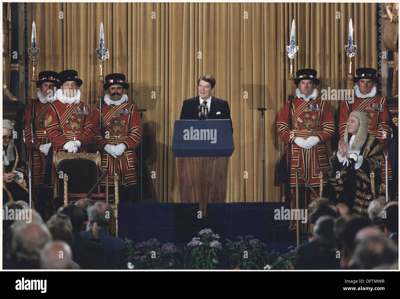 Präsident Ronald Reagan wird während seines Staatsbesuchs im Jahr 1985 vor dem britischen Parlament in London gezeigt. Dieses Bild fängt einen wichtigen diplomatischen Moment in den Beziehungen zwischen den USA und Großbritannien ein. Stockfoto
