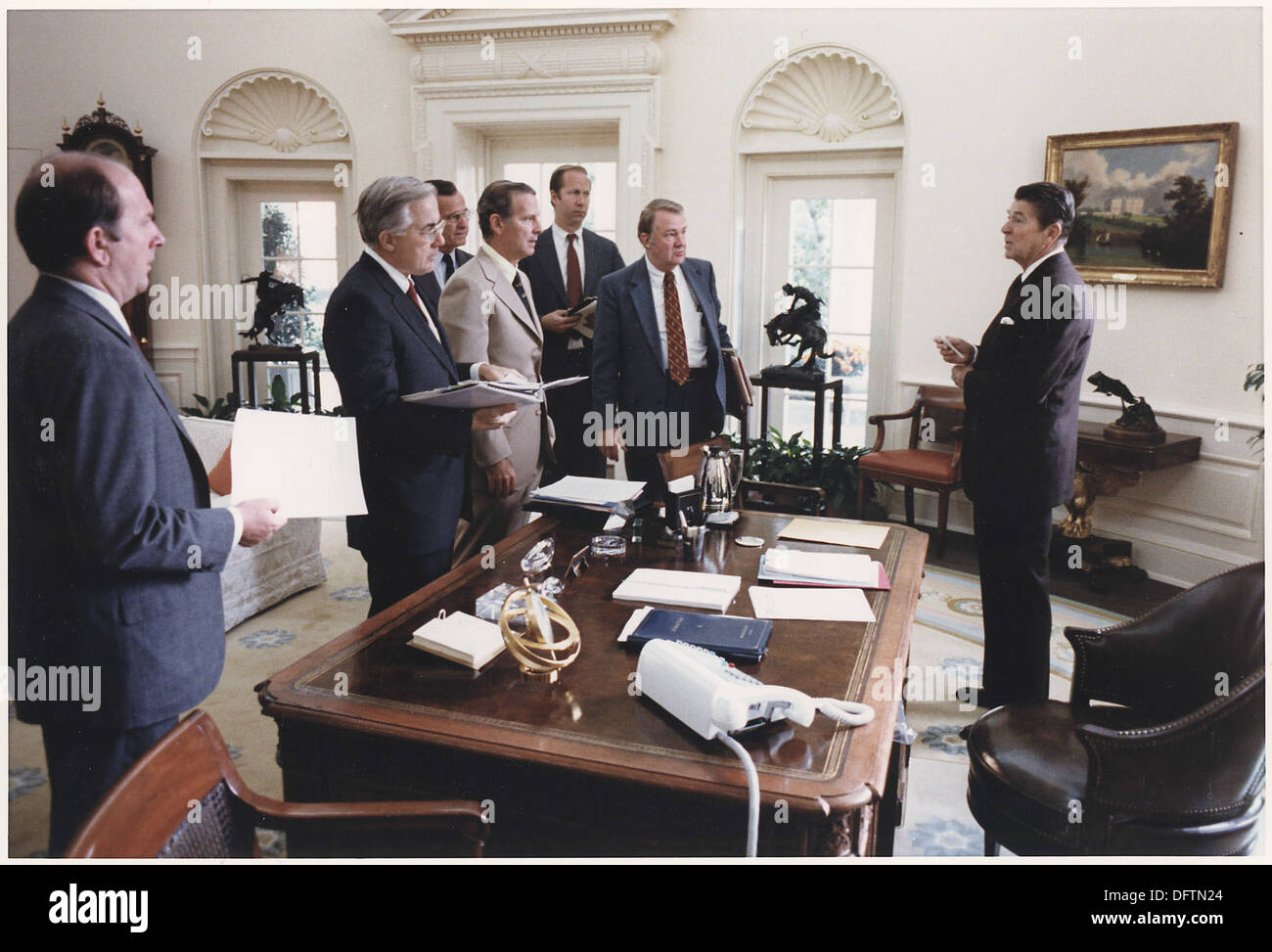 Ein Foto von Präsident Ronald Reagan und seinen Mitarbeitern des Weißen Hauses, die über die Ermordung des ägyptischen Präsidenten Anwar Sadat sprechen, was einen wichtigen Moment in der US-Außenpolitik markiert. Stockfoto