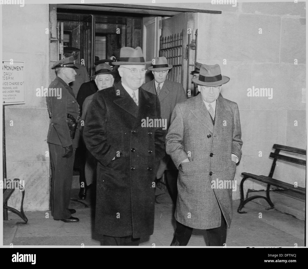 Foto von Präsident Truman und Innenminister Harold Ickes, mit anderen, zu Fuß in die Washington... 199300 Stockfoto