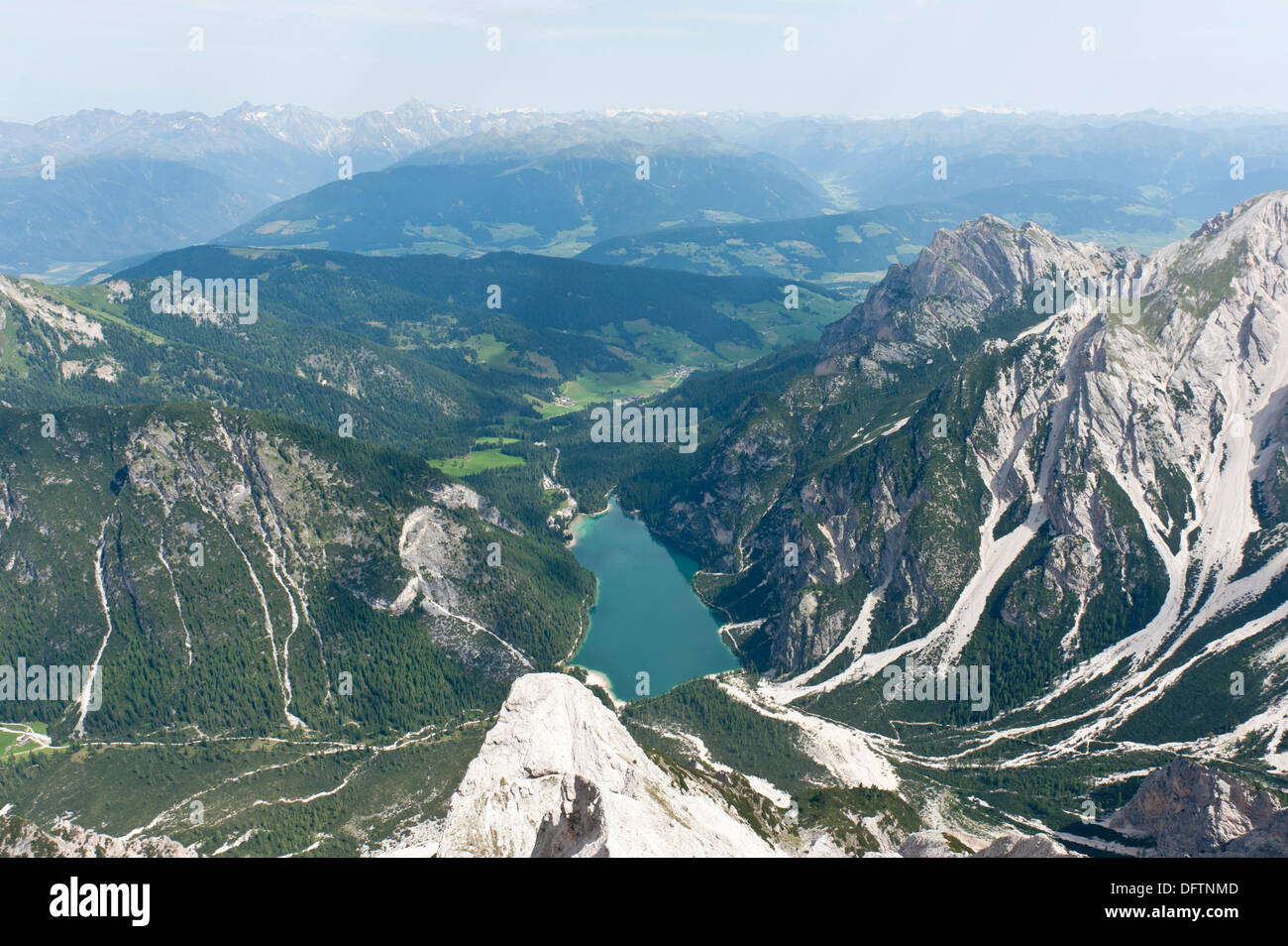 Panoramablick auf die Alpen vom Gipfel des Mt Seekofel in Richtung Norden mit Wildsee Wildsee See, Dolomiti di Braies Stockfoto
