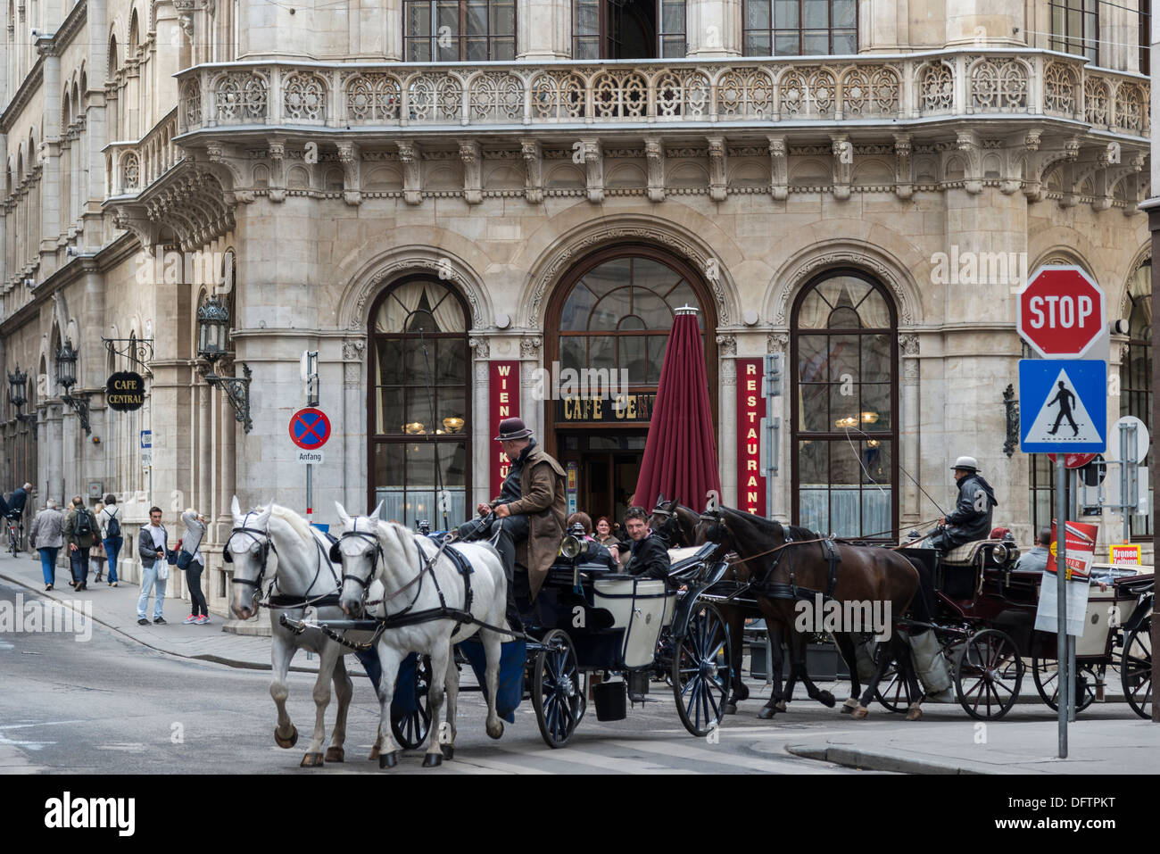 Fiaker, einer traditionellen Pferdekutsche, vor Cafe Central, Innere Stadt, Wien, Wiener, Österreich Stockfoto
