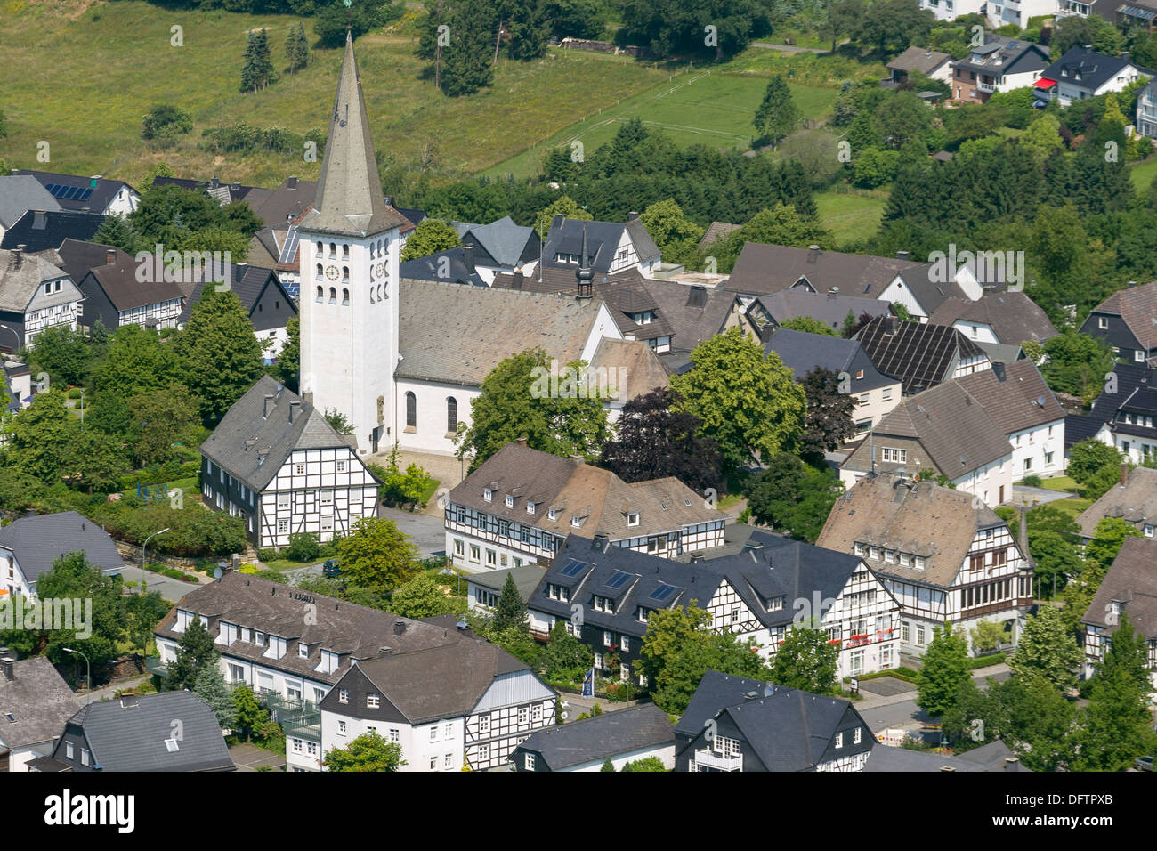 Luftaufnahme, Dorf von Hirschberg mit der Pfarrei Kirche des Hl. Christophorus, Hirschberg, Warstein, Nordrhein-Westfalen Stockfoto
