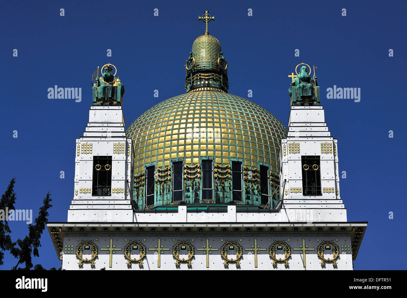 Kuppel der Kirche St. Leopold am Steinhof psychiatrisches Krankenhaus, Statuen des Predigers Severin, rechts, und St. Leopold, Stockfoto