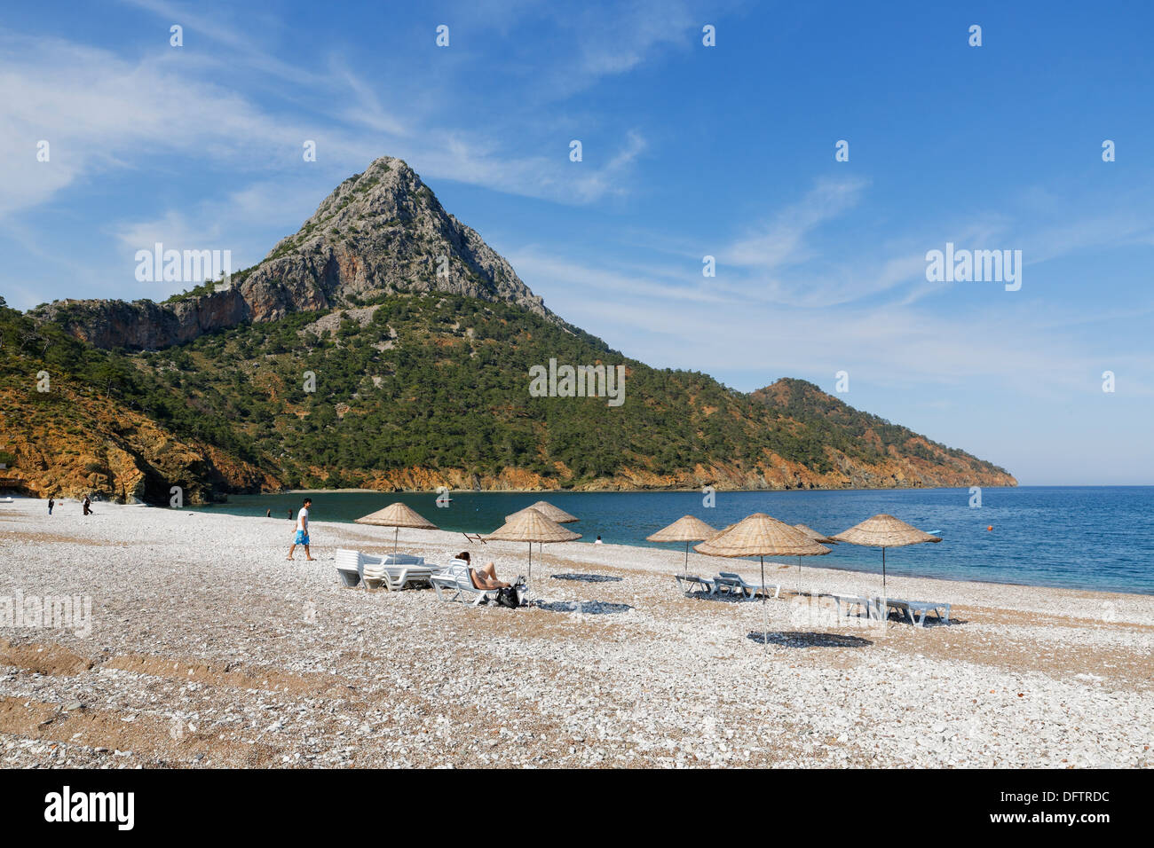 Strand in der Bucht von Adrasan, markante felsige Hügel am Rücken, Kumluca, Lykien, Provinz Antalya, Türkei Stockfoto