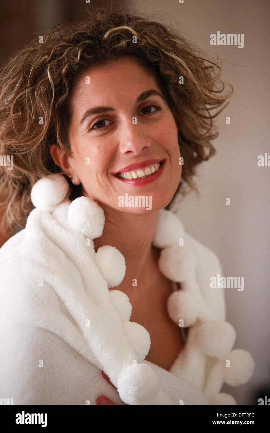 Lächelnde Frau in einem weißen Kleid auf eine SPA Model-Release verfügbar Stockfoto