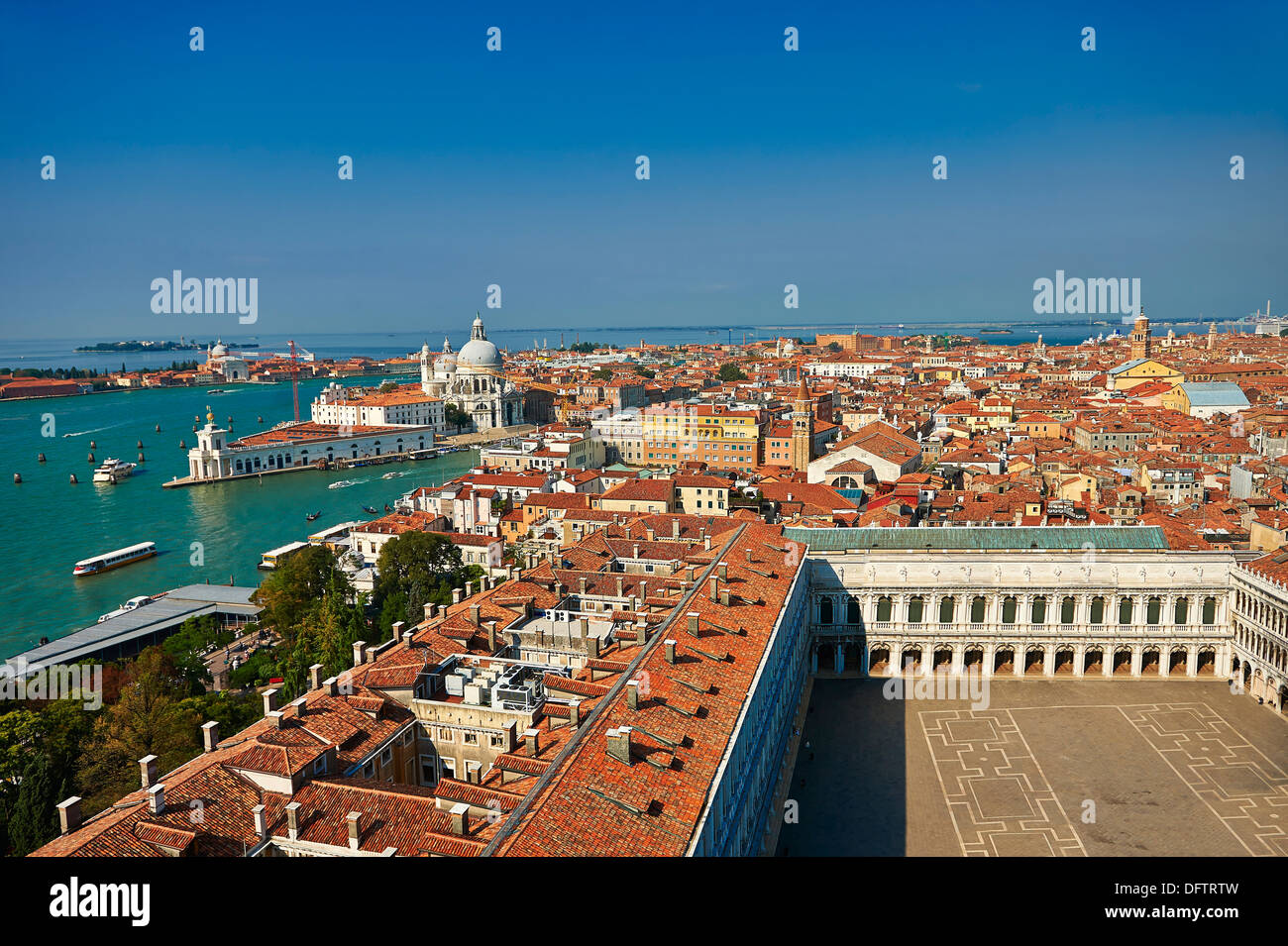 Piazza San Marco, Markusplatz entfernt und die Dächer von Venedig, Venedig, Venezien, Italien Stockfoto