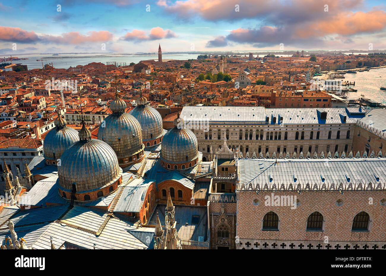 Luftaufnahme von St. Markus Basilika und Dogenpalast, Venedig, Venezien, Italien Stockfoto