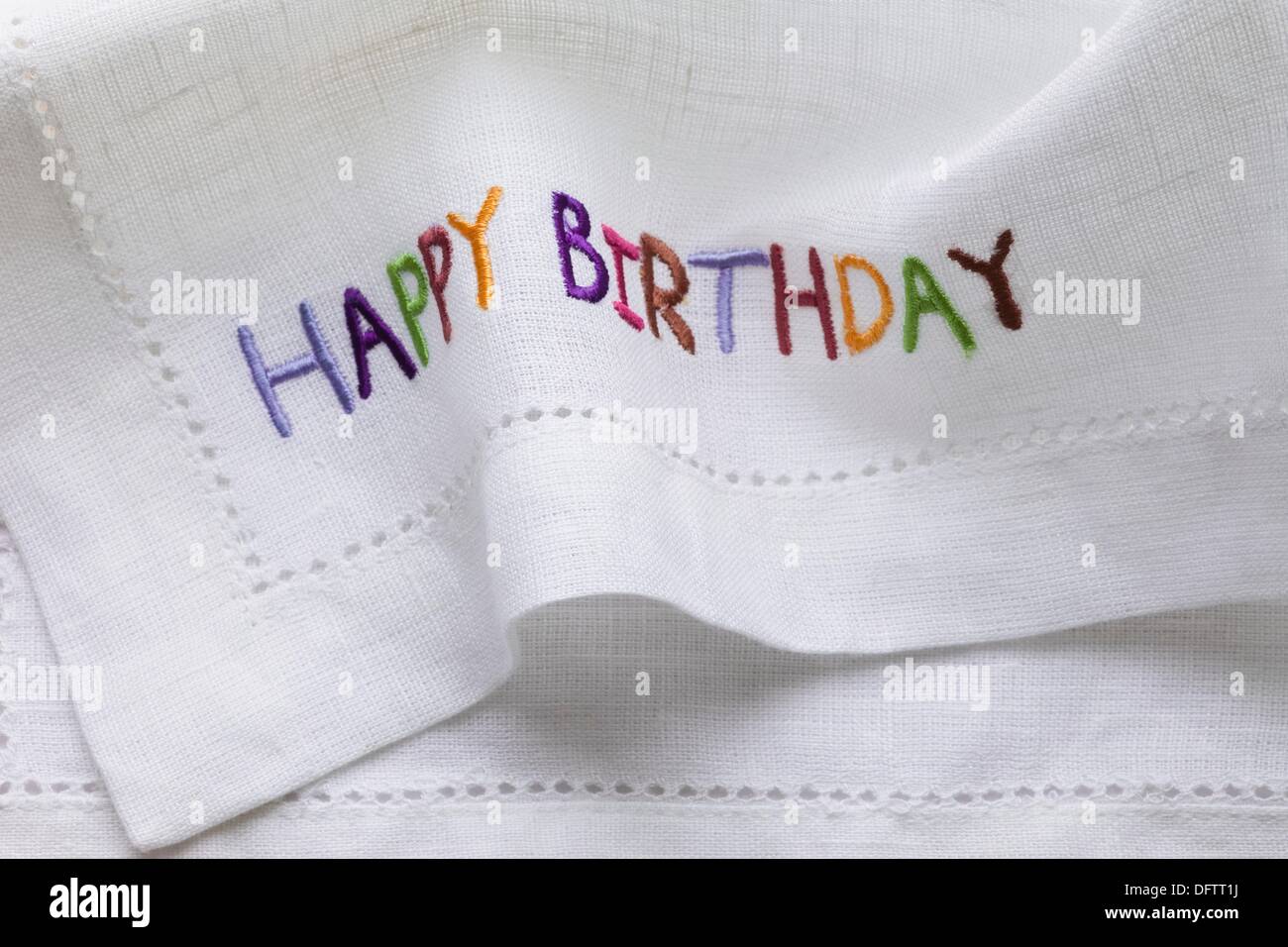 Serviette mit den Worten bestickt alles Gute zum Geburtstag