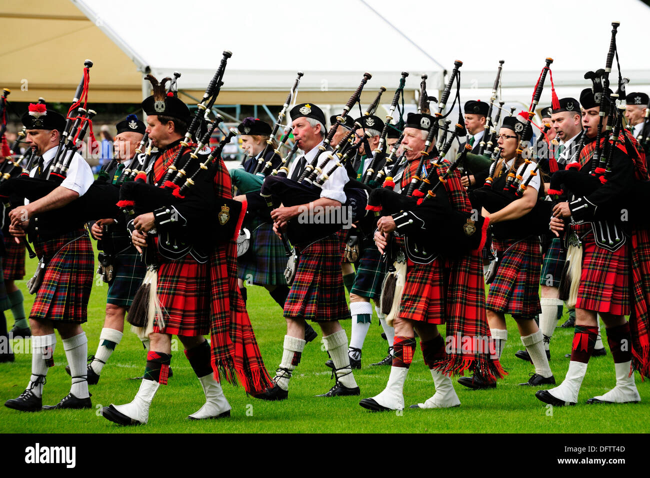 Dudelsackspieler anlässlich der Eröffnung der Highland Games, Inverness, Highlands, Schottland, Vereinigtes Königreich Stockfoto