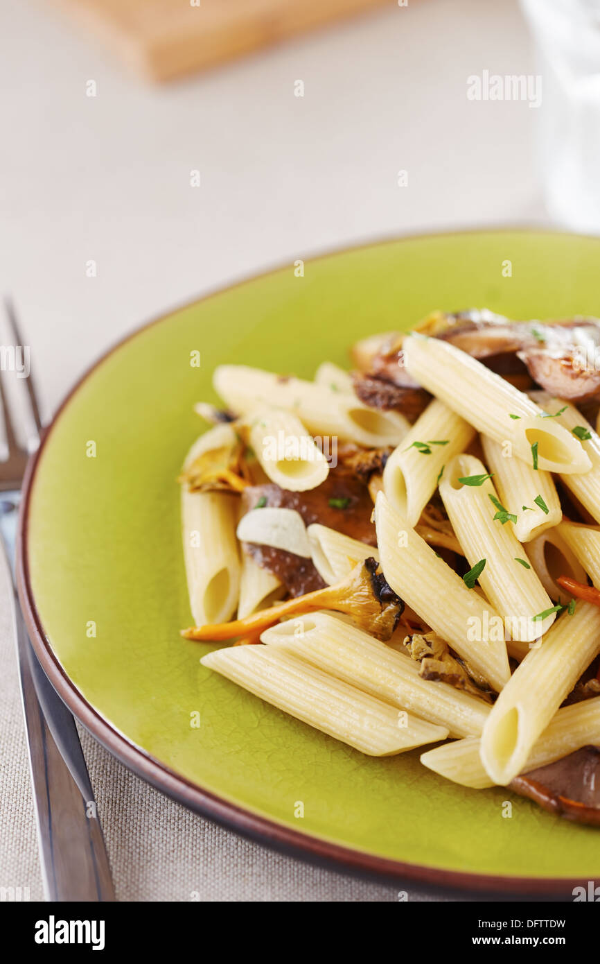 Gelben Fuß und Red Pine mushroom Nudelgericht Stockfoto