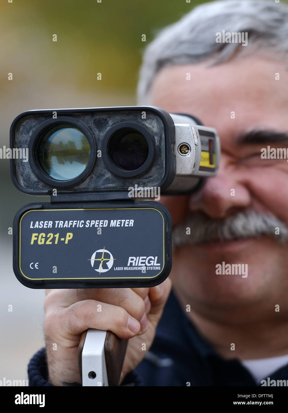 Berlin, Deutschland. 9. Oktober 2013. Polizei-Kommissar Dieter Gottschalk Exhibitis ein Riegl Laser-Gang Detektor FG21-P in Berlin, Deutschland, 9. Oktober 2013. Ein 24-Stunden Polizei Geschwindigkeitsüberschreitung Check Marathon findet am 10. Oktober 2013, wo die Fahrer Geschwindigkeiten bei zahlreichen Locationa überprüft werden alle durch-aus Deutschland. Foto: BERND VON JUTRCZENKA/Dpa/Alamy Live-Nachrichten Stockfoto