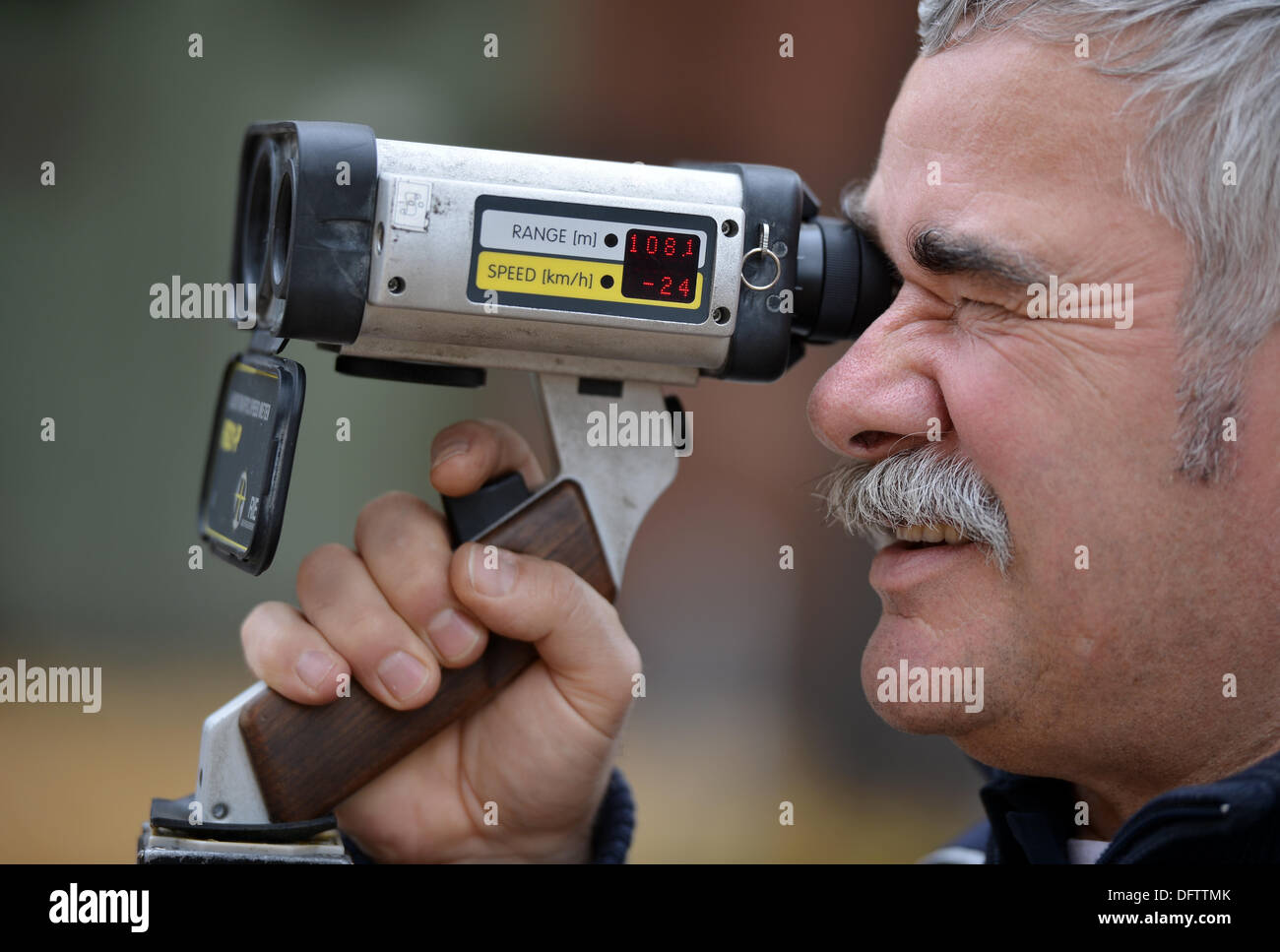 Berlin, Deutschland. 9. Oktober 2013. Polizei-Kommissar Dieter Gottschalk Exhibitis ein Riegl Laser-Gang Detektor FG21-P in Berlin, Deutschland, 9. Oktober 2013. Ein 24-Stunden Polizei Geschwindigkeitsüberschreitung Check Marathon findet am 10. Oktober 2013, wo die Fahrer Geschwindigkeiten bei zahlreichen Locationa überprüft werden alle durch-aus Deutschland. Foto: BERND VON JUTRCZENKA/Dpa/Alamy Live-Nachrichten Stockfoto