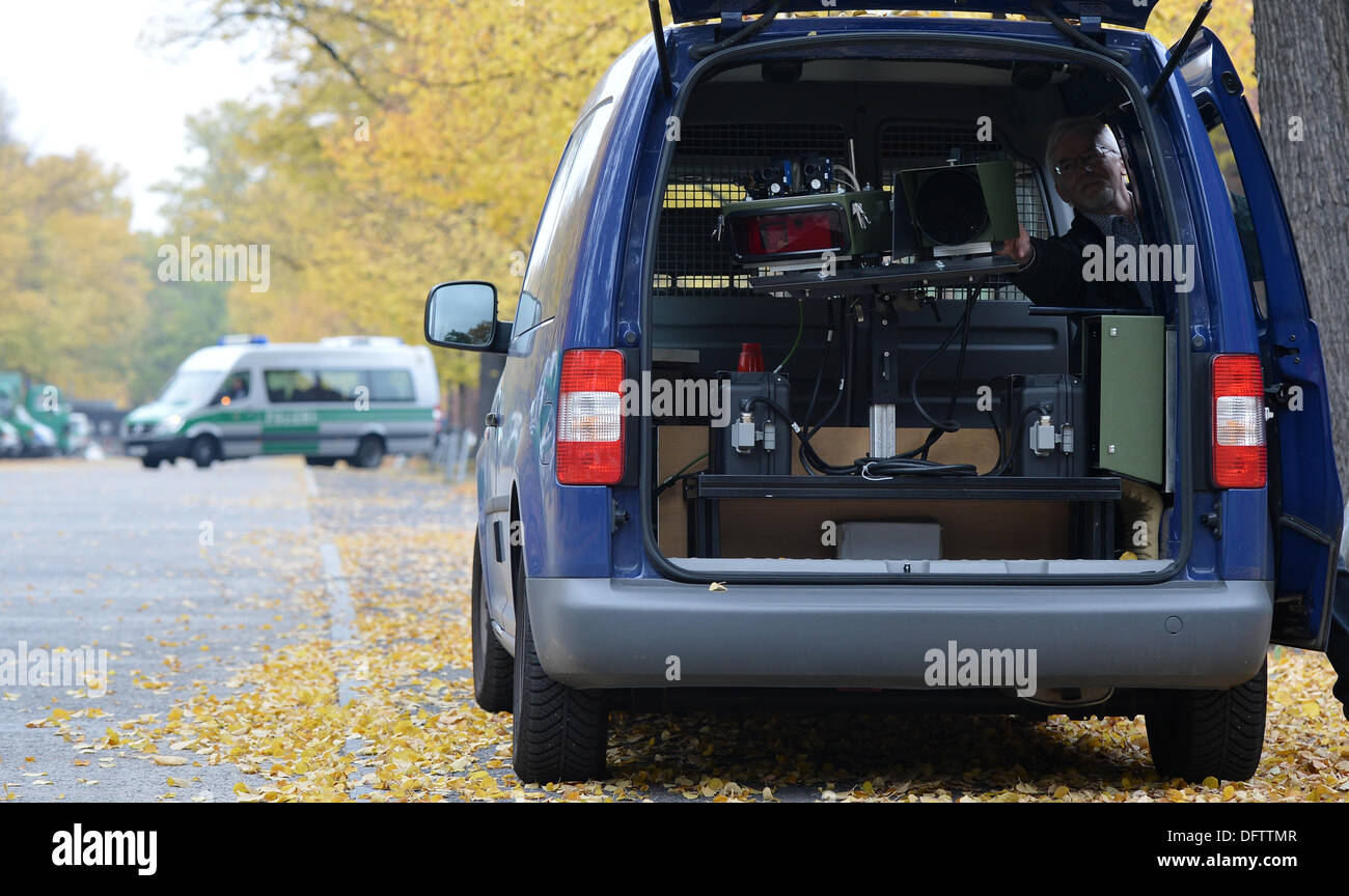 Berlin, Deutschland. 9. Oktober 2013. Polizei-Mitarbeiter Klaus Nitzer setzt sich die Vitronic Poliscan Speed Radar Station (PSS) in einen Polizeiwagen in Berlin, Deutschland, 9. Oktober 2013. Ein 24-Stunden Polizei Geschwindigkeitsüberschreitung Check Marathon findet am 10. Oktober 2013, wo die Fahrer Geschwindigkeiten bei zahlreichen Locationa überprüft werden alle durch-aus Deutschland. Foto: BERND VON JUTRCZENKA/Dpa/Alamy Live-Nachrichten Stockfoto