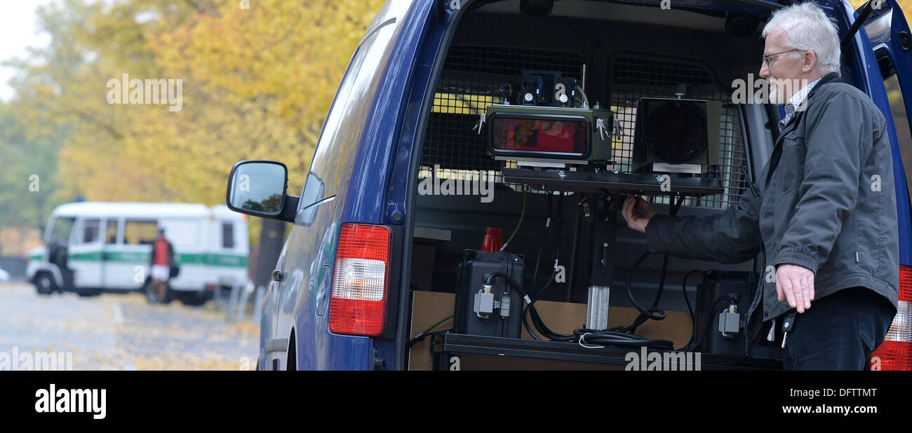 Berlin, Deutschland. 9. Oktober 2013. Polizei-Mitarbeiter Klaus Nitzer setzt sich die Vitronic Poliscan Speed Radar Station (PSS) in einen Polizeiwagen in Berlin, Deutschland, 9. Oktober 2013. Ein 24-Stunden Polizei Geschwindigkeitsüberschreitung Check Marathon findet am 10. Oktober 2013, wo die Fahrer Geschwindigkeiten bei zahlreichen Locationa überprüft werden alle durch-aus Deutschland. Foto: BERND VON JUTRCZENKA/Dpa/Alamy Live-Nachrichten Stockfoto