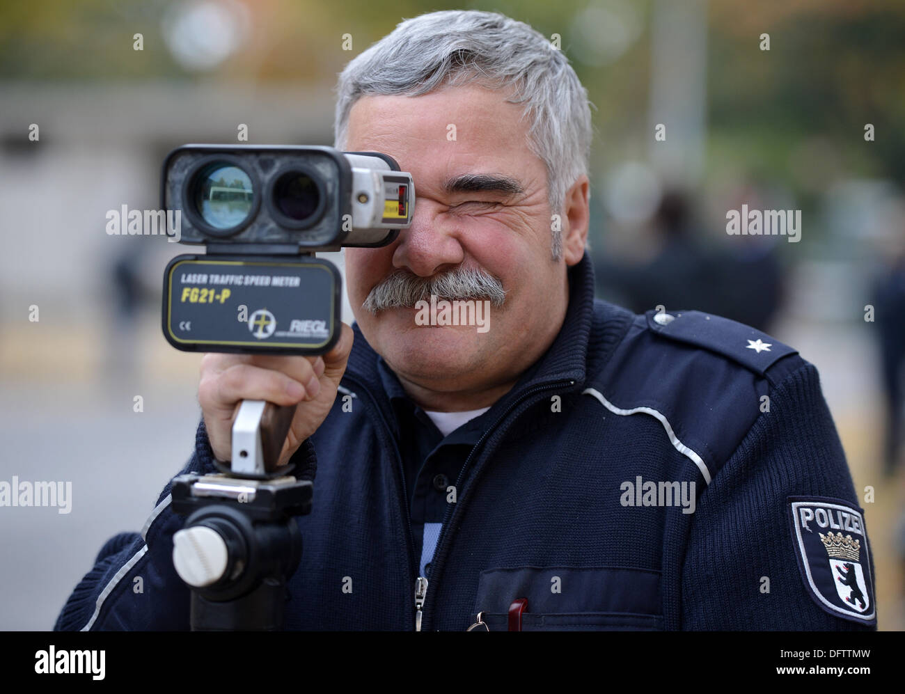 Berlin, Deutschland. 9. Oktober 2013. Polizei-Kommissar Dieter Gottschalk Exhibitis ein Riegl Laser-Gang Detektor FG21-P in Berlin, Deutschland, 9. Oktober 2013. Ein 24-Stunden Polizei Geschwindigkeitsüberschreitung Check Marathon findet am 10. Oktober 2013, wo die Fahrer Geschwindigkeiten bei zahlreichen Locationa überprüft werden alle durch-aus Deutschland. Foto: BERND VON JUTRCZENKA/Dpa/Alamy Live-Nachrichten Stockfoto