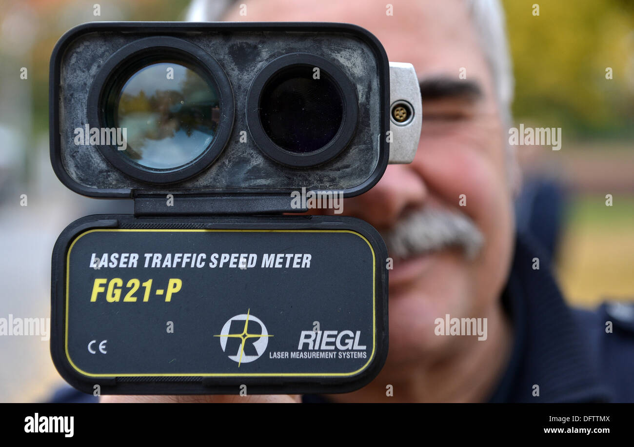 Berlin, Deutschland. 9. Oktober 2013. Polizei-Kommissar Dieter Gottschalk Exhibitis ein Riegl Laser-Gang Detektor FG21-P in Berlin, Deutschland, 9. Oktober 2013. Ein 24-Stunden Polizei Geschwindigkeitsüberschreitung Check Marathon findet am 10. Oktober 2013, wo die Fahrer Geschwindigkeiten bei zahlreichen Locationa überprüft werden alle durch-aus Deutschland. Foto: BERND VON JUTRCZENKA/Dpa/Alamy Live-Nachrichten Stockfoto