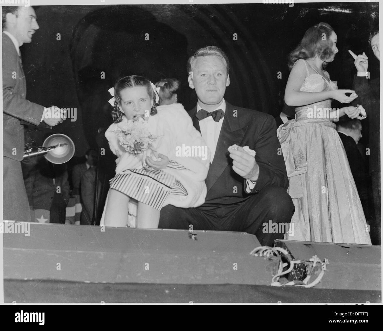 Dieses Foto zeigt die Filmstars Van Johnson und Margaret O'Brien bei einem Roosevelt Birthday Ball, der Franklin D. Roosevelts Geburtstag feiert. Das Bild fängt einen Moment der Teilnahme von Prominenten an der Feier ein. Stockfoto