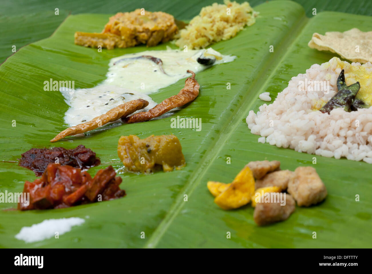 Onam Festival Essen auf Bananenblatt serviert Stockfoto