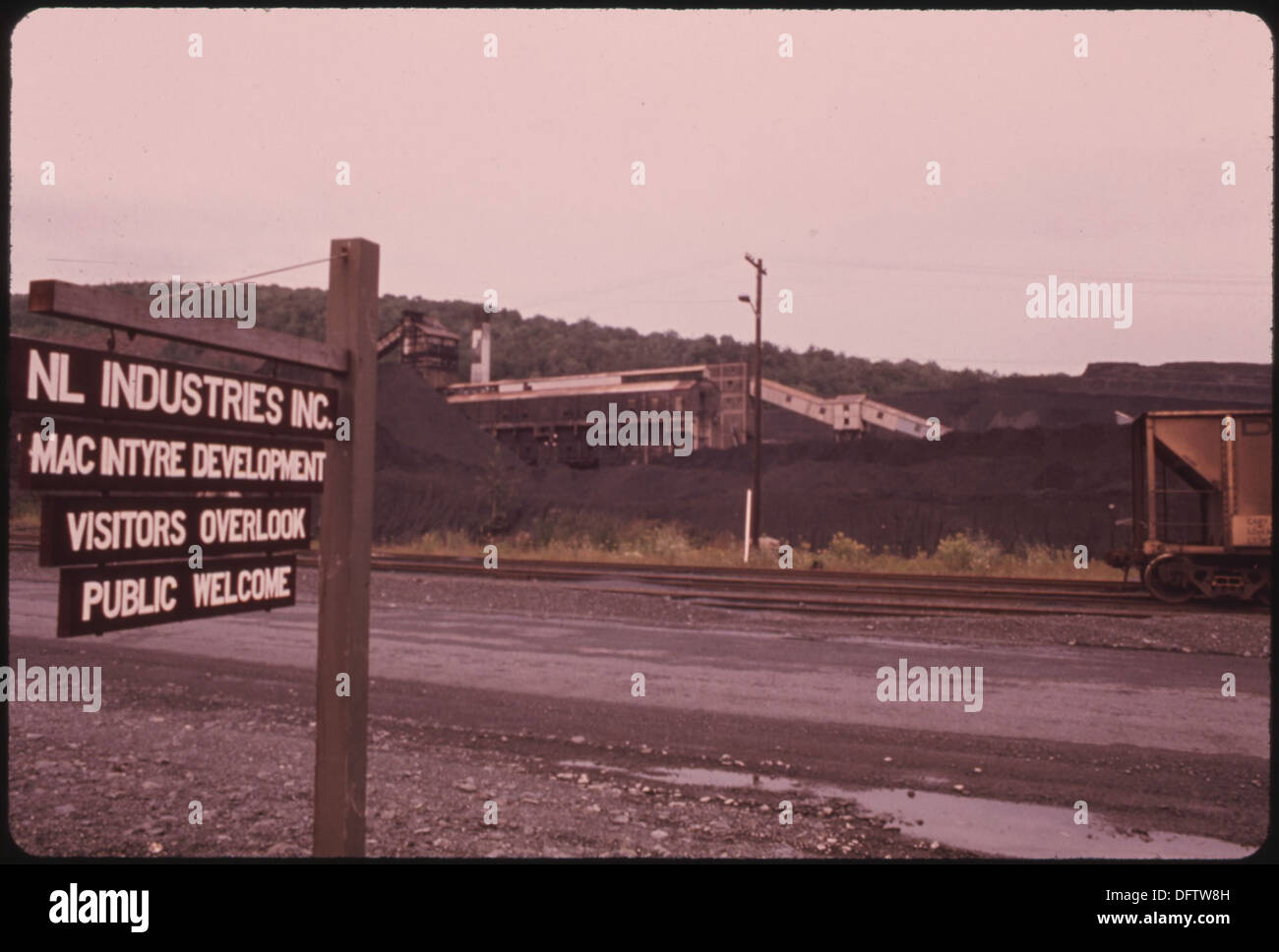 Ein Schild, das die Mine NL Industries bei Tahawus im Adirondack Forest Preserve, der größten Titanmine (Ilmenit) in der Region, markiert und die Bedeutung des Bergbaubetriebs unterstreicht. Stockfoto