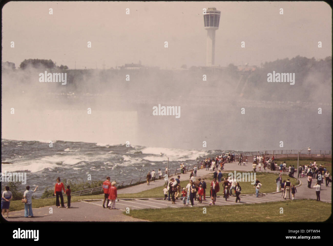 TOURISTEN AUF GOAT ISLAND, TRENNT DIE WASSERFÄLLE IN ZWEI TEILE AM RAND DER BÖSCHUNG, GENIEßEN SIE EINEN SPEKTAKULÄREN... 549536 Stockfoto