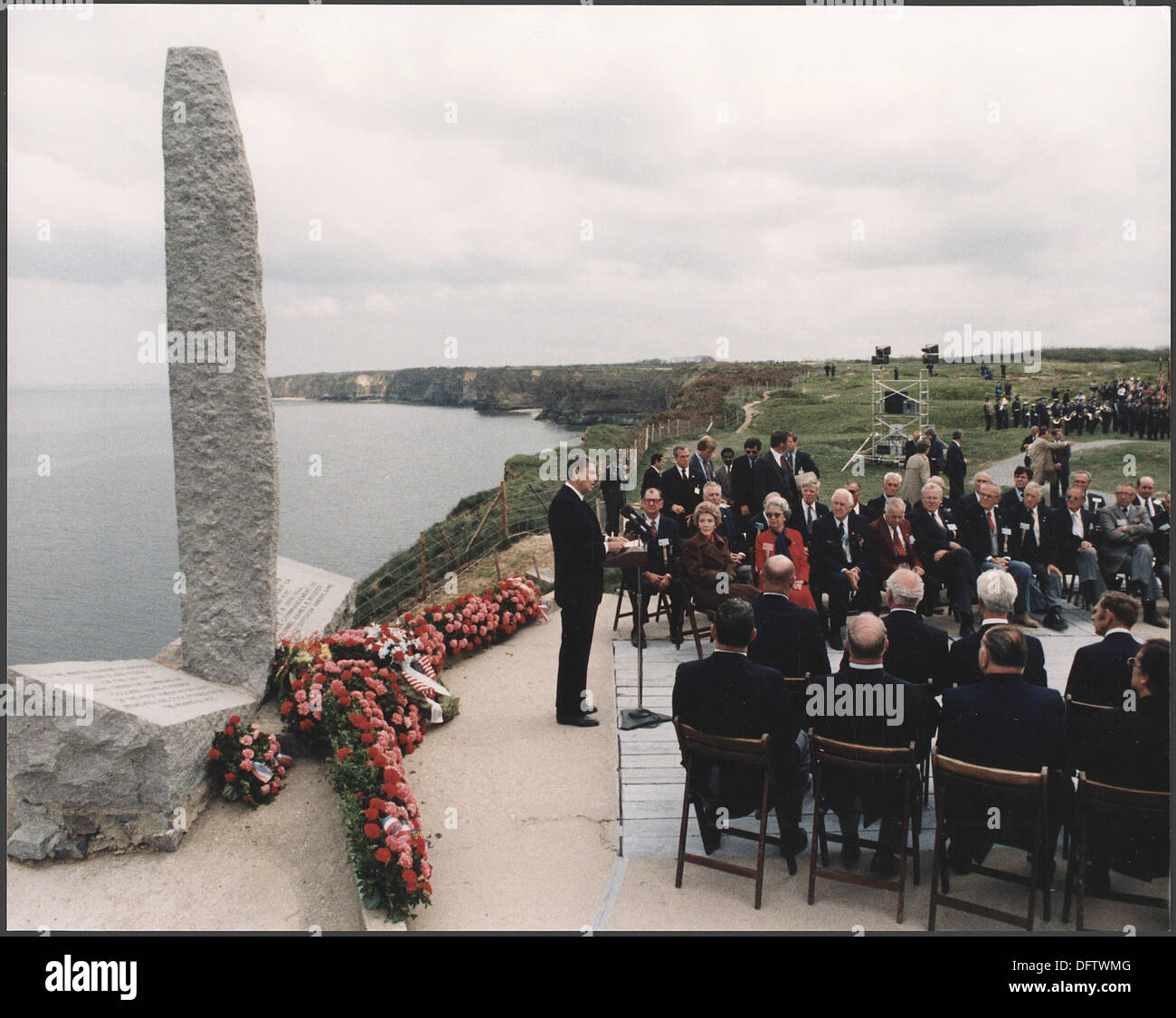 Präsident Reagan hält eine Rede zum 40. Jahrestag des D-Day in Pointe du hoc, Normandie, Frankreich, in der er die Opfer der Soldaten während der Invasion im Zweiten Weltkrieg ehrt. Stockfoto