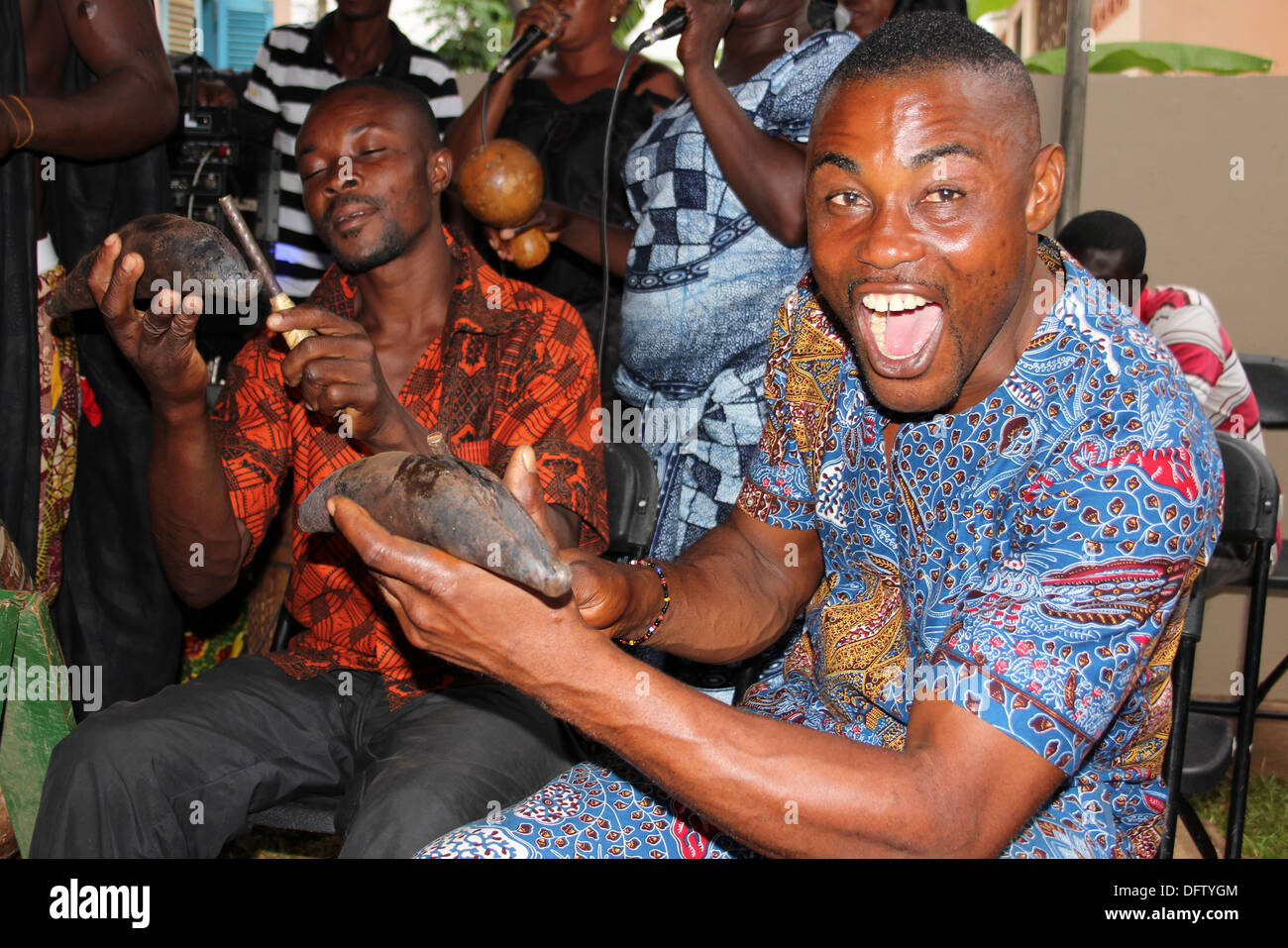 Musiker spielen Schlitz Glocken aka Banane Glocken in A ghanaischen nach dem Begräbnis Celebration Stockfoto