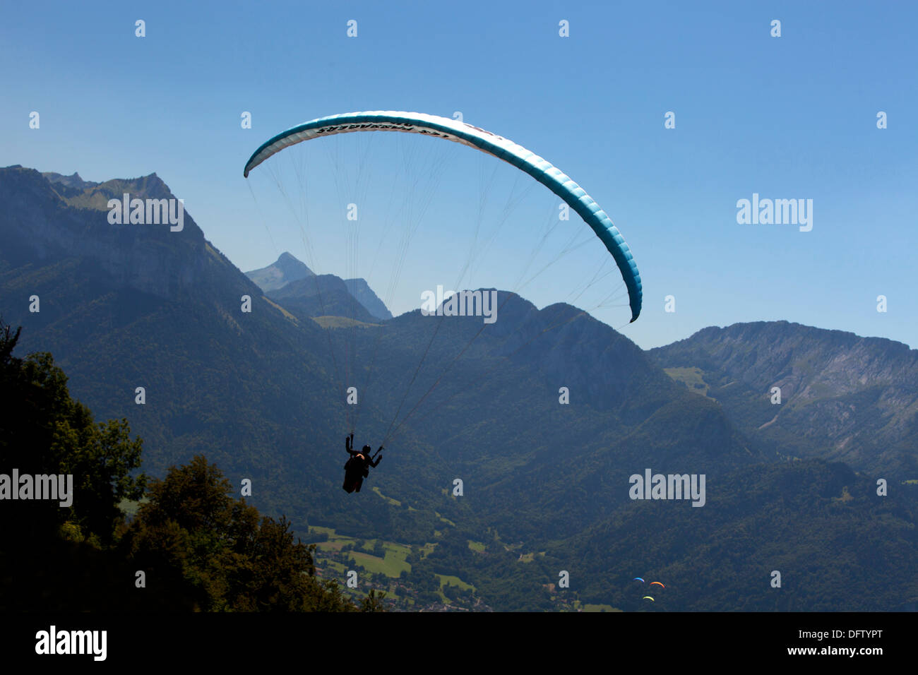 Paragliding in den französischen Alpen in Annecy Region Haute Savoie Stockfoto