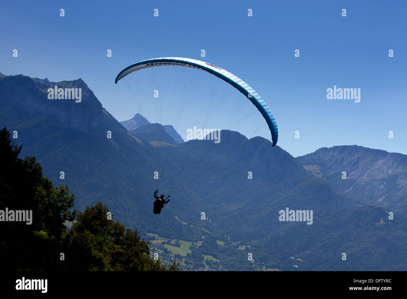 Gleitschirm-Pilot und Passagier über die Alpen im Sommer im Großraum Annecy der haute Savoie, Frankreich Stockfoto