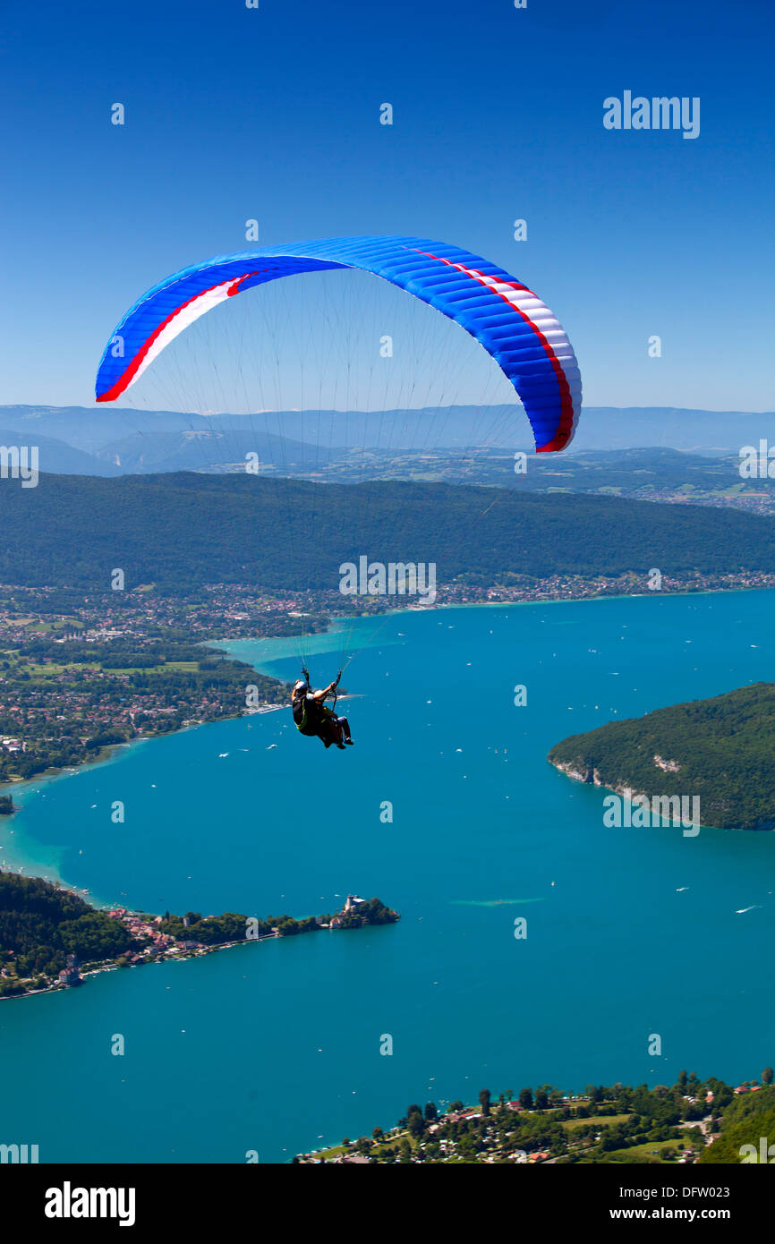 Hanglider Pilot & Passagier fliegt über Lac d ' Annecy in der Region Haute Savoie Frankreich Stockfoto