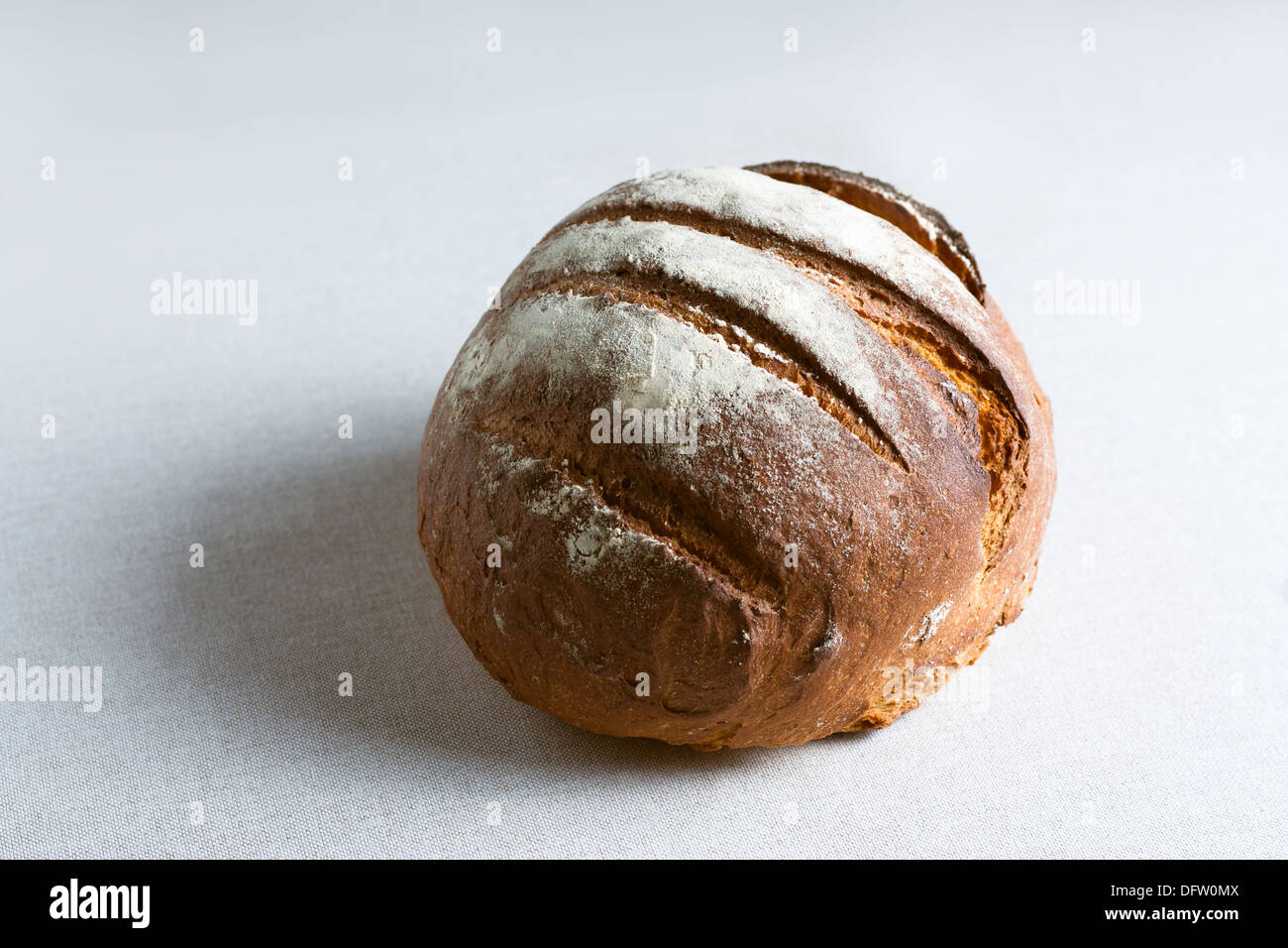 Artisan Brot Kamut auf hellem Hintergrund Stockfoto