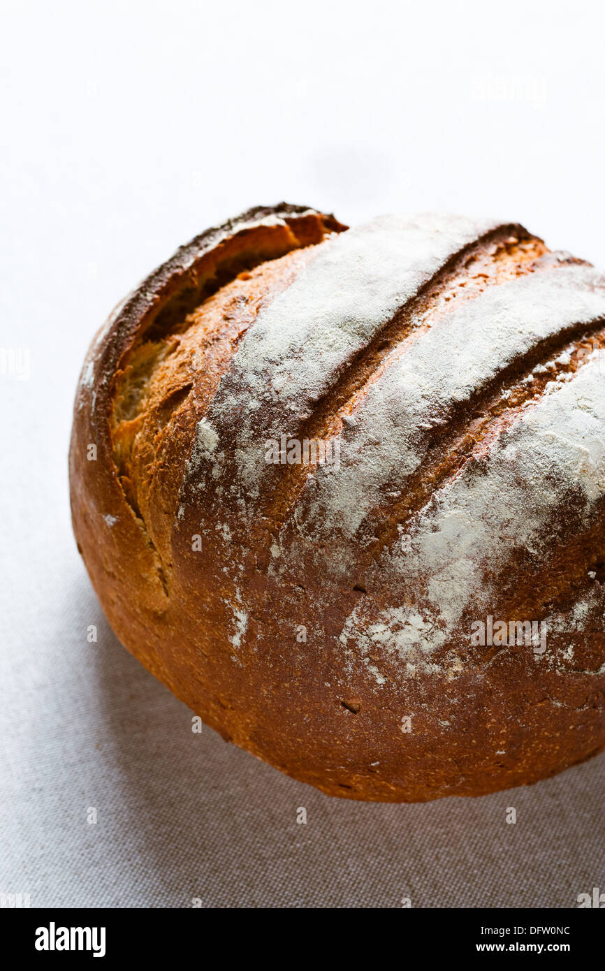 Artisan Brot Kamut auf hellem Hintergrund Stockfoto