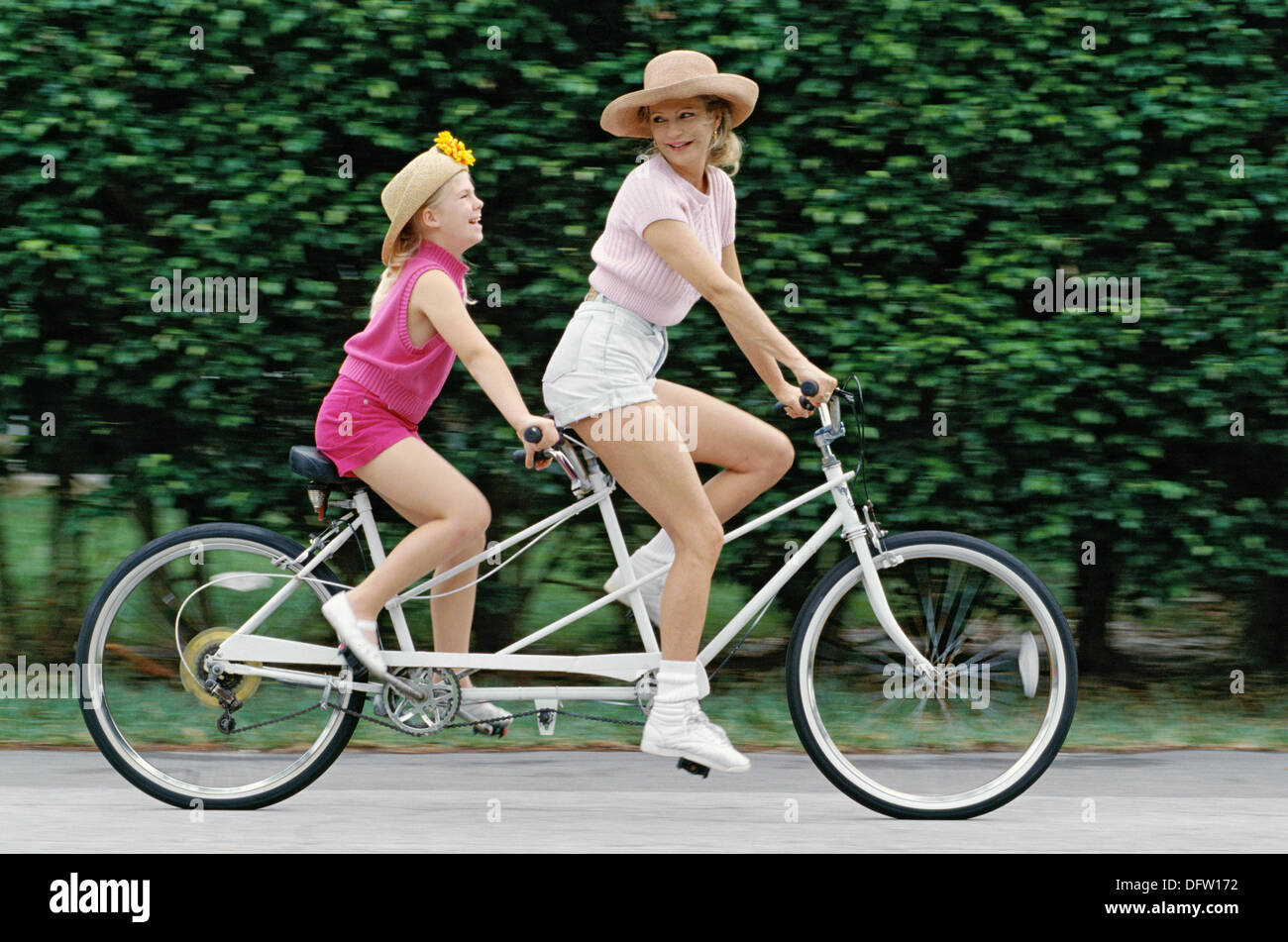 Woman child ride tandem bicycle Fotos und Bildmaterial in hoher
