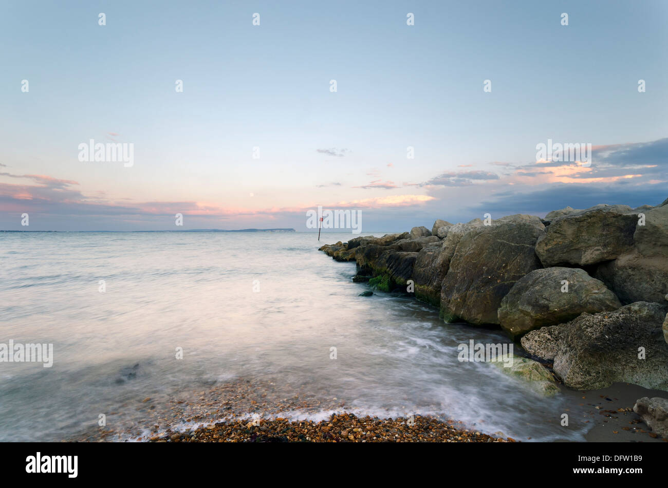 Der Strand von Hengistbury Head in der Nähe von Christchurch in Dorset mit der Isle Of White in der Ferne Stockfoto